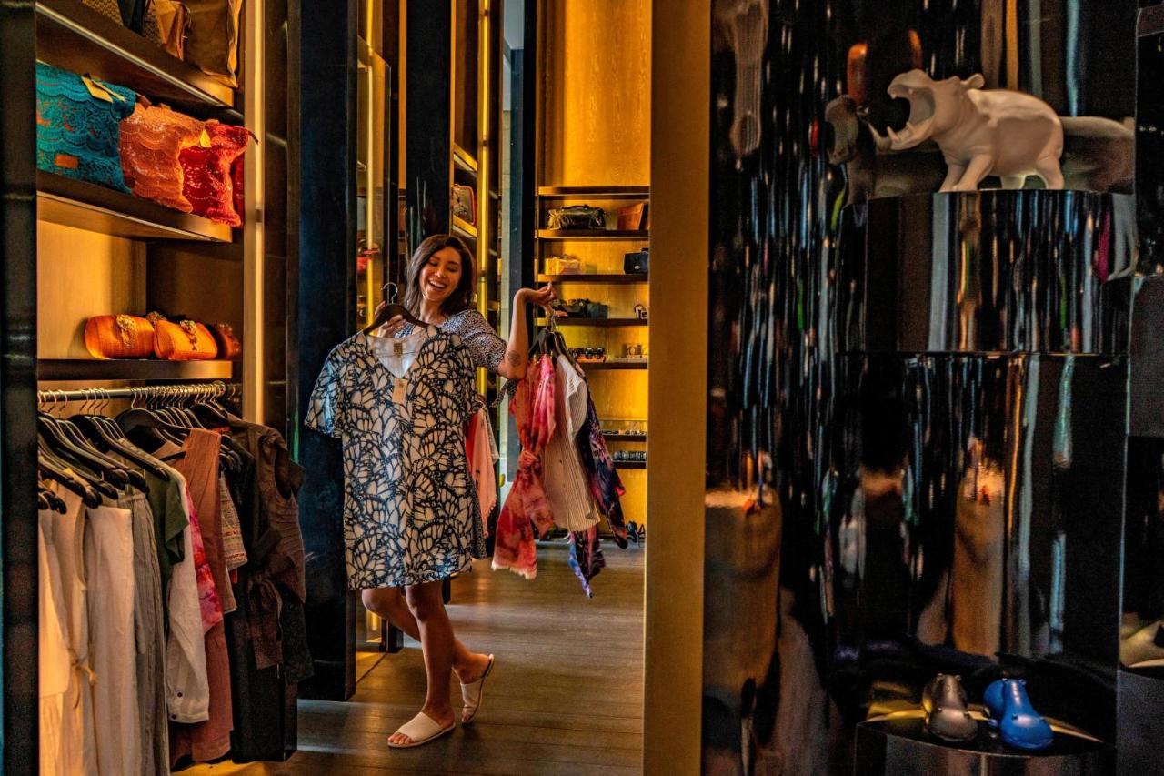 فندق دابليو بالي - سمينياك المظهر الخارجي الصورة A woman shopping in a boutique