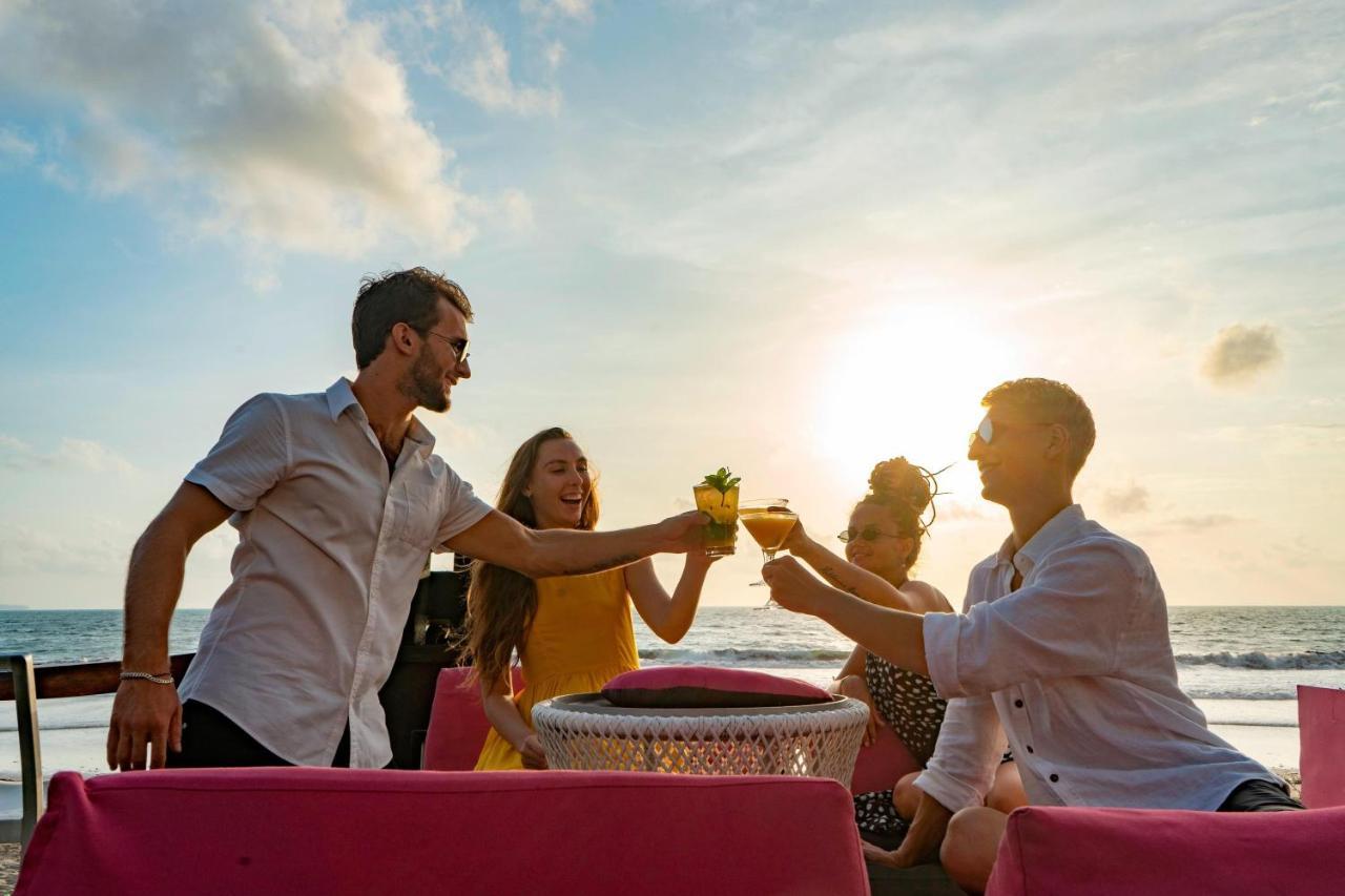 فندق دابليو بالي - سمينياك المظهر الخارجي الصورة Sunset drinks at the beach