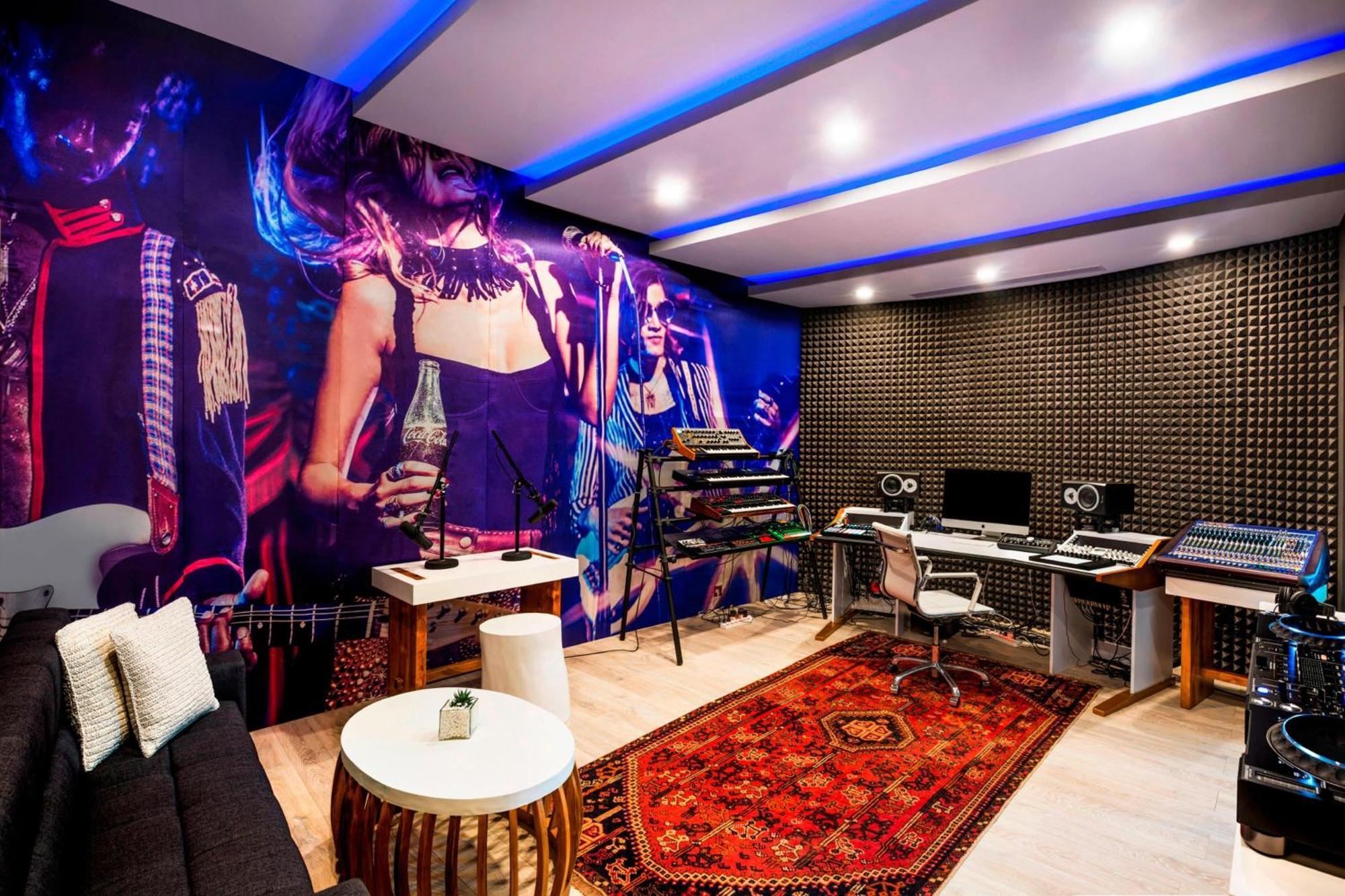 فندق دابليو بالي - سمينياك المظهر الخارجي الصورة The recording studio at the Hard Rock Hotel