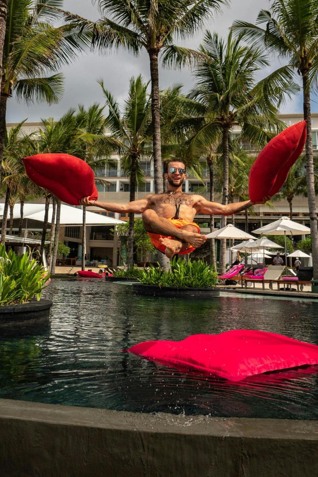 فندق دابليو بالي - سمينياك المظهر الخارجي الصورة A man jumping with a pair of air pillows