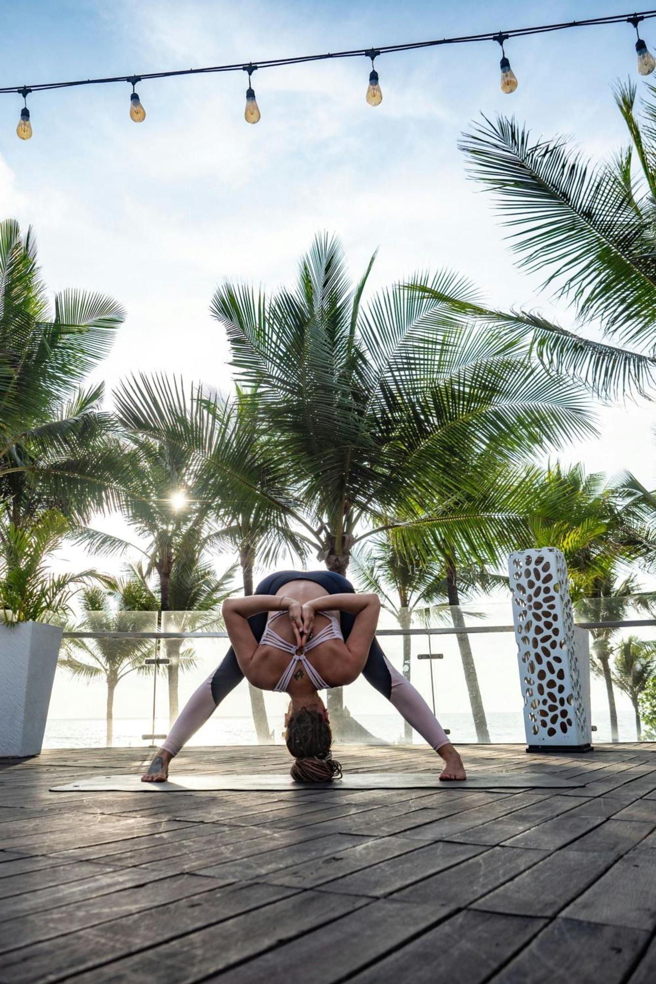 فندق دابليو بالي - سمينياك المظهر الخارجي الصورة A woman practicing yoga