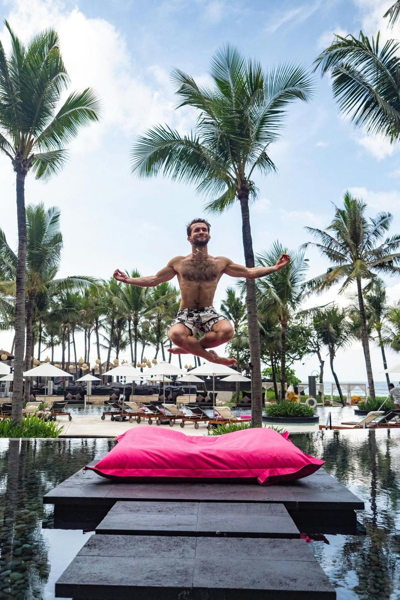 فندق دابليو بالي - سمينياك المظهر الخارجي الصورة A man jumping on a pink bean bag