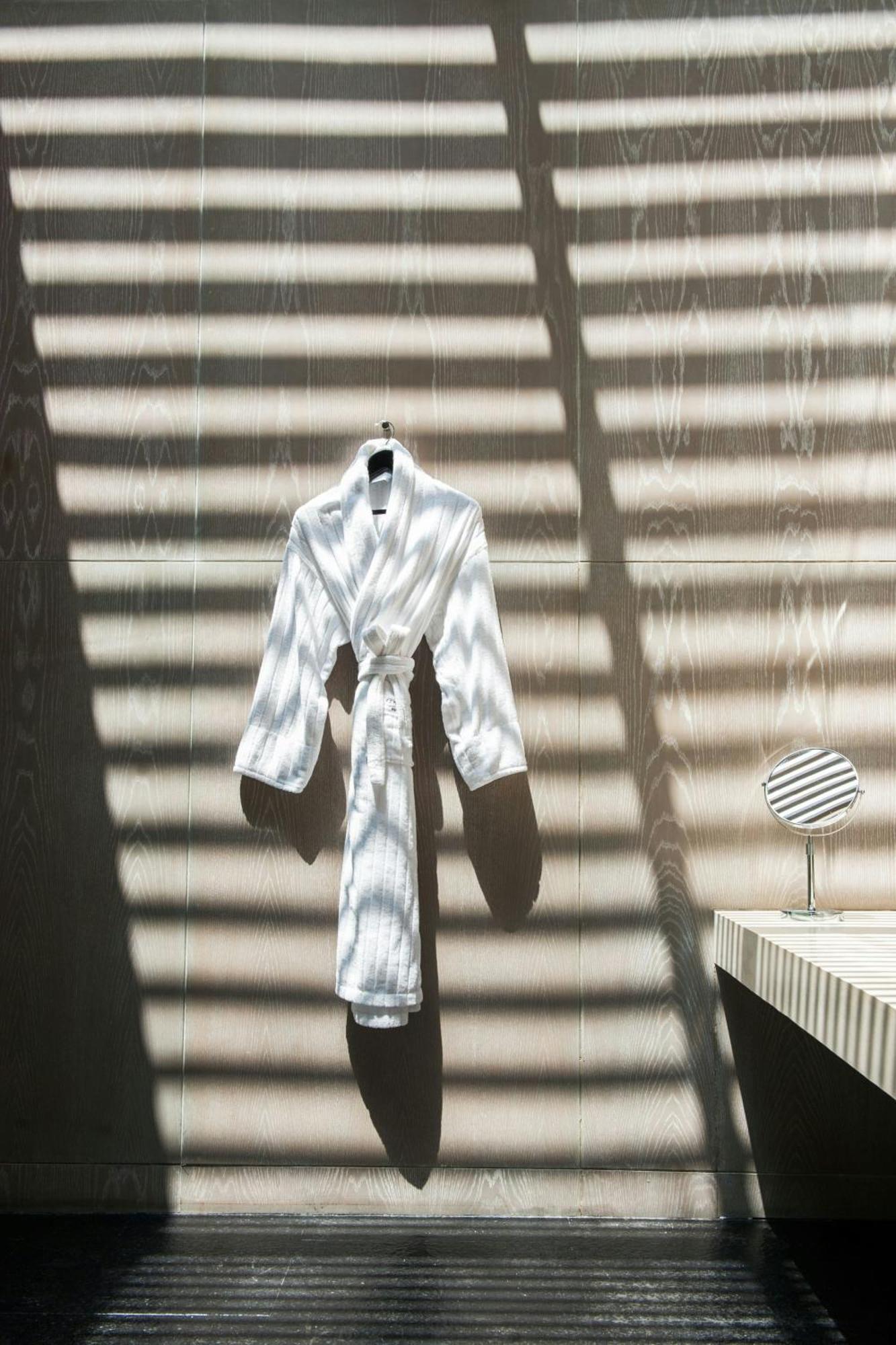 فندق دابليو بالي - سمينياك المظهر الخارجي الصورة A bathrobe