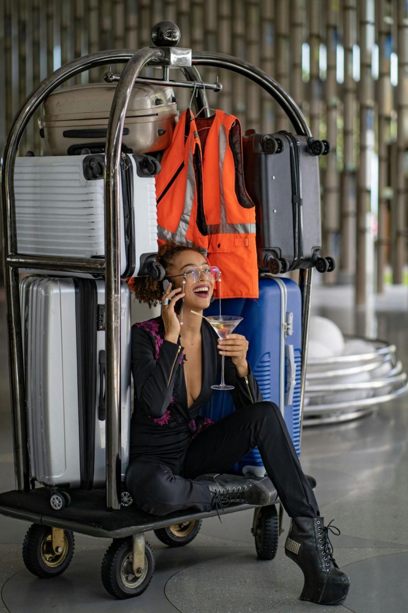 فندق دابليو بالي - سمينياك المظهر الخارجي الصورة A woman with a trolley of suitcases